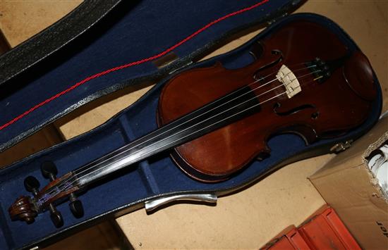 Violin in case (black case)(-)